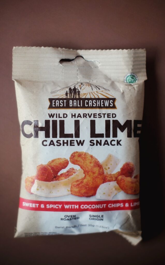 Tampilan kemasan East Bali Cashews atau YAVA Sweet & Spicy with Coconut Chips Lime