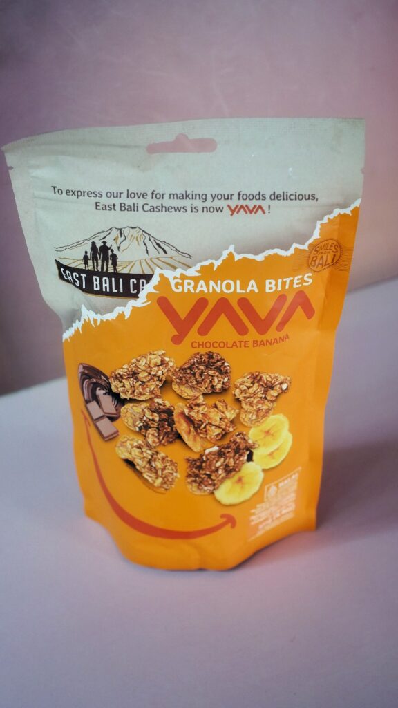 Tampilan kemasan YAVA Granola Bites Chocolate Banana