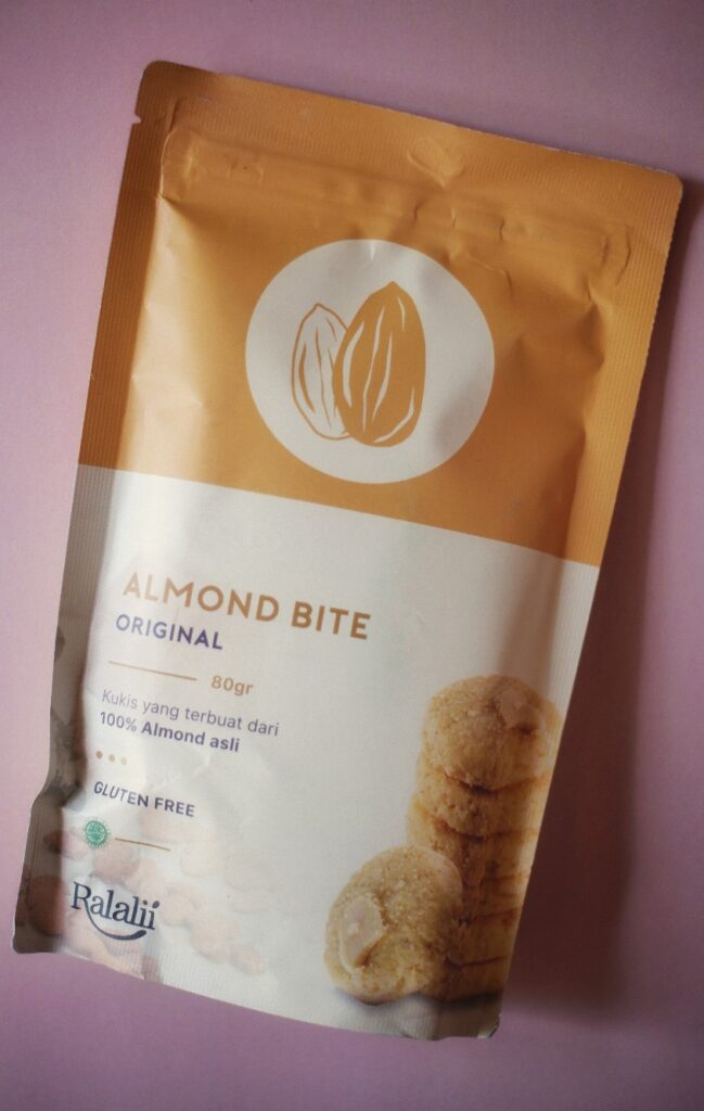 Tampilan snack indonesia ralalii almond bite cookie